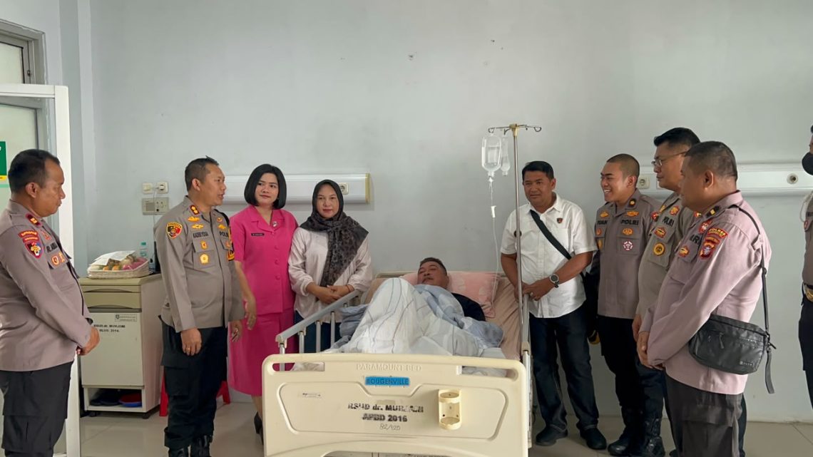 Kapolres Kotim AKBP I Kadek Dwi Yoga Sidhimantra W., S.H., S.I.K., M.M. bersama Pejabat Utama (PJU) Polres Kotim menjenguk salah seorang anggota yang sedang menjalani perawatan di RSUD dr. Murjani Sampit.
