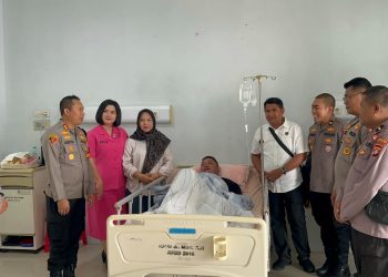 Kapolres Kotim AKBP I Kadek Dwi Yoga Sidhimantra W., S.H., S.I.K., M.M. bersama Pejabat Utama (PJU) Polres Kotim menjenguk salah seorang anggota yang sedang menjalani perawatan di RSUD dr. Murjani Sampit.