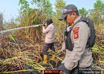 Kapolsek Pemulutan AKP Nugrah Angga Oktari, SH, langsung bergerak ke lokasi koordinat 3,0773S 104, 7486E guna melakukan lokalisasi dan pemadaman api.