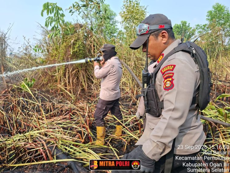 Kapolsek Pemulutan AKP Nugrah Angga Oktari, SH, langsung bergerak ke lokasi koordinat 3,0773S 104, 7486E guna melakukan lokalisasi dan pemadaman api.