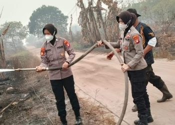 Srikandi Satsamapta Polresta Palangka Raya turut hadir di lokasi kebakaran hutan dan lahan (Karhutla) untuk membantu proses pemadaman dan mencegah api meluas ke area lainnya.