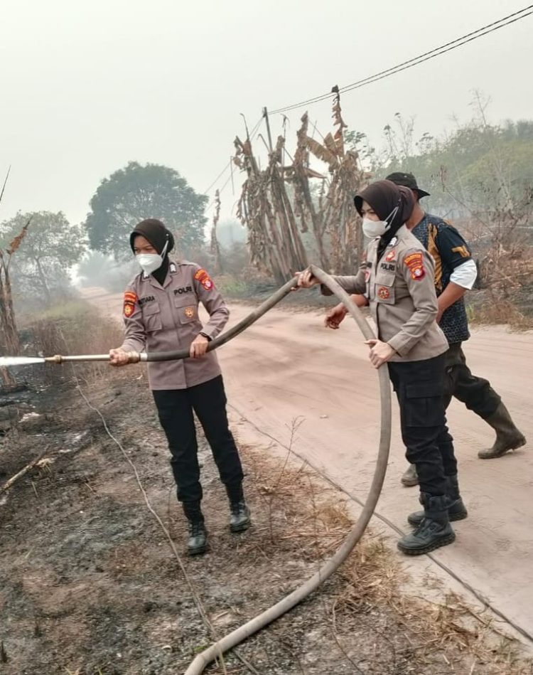 Srikandi Satsamapta Polresta Palangka Raya turut hadir di lokasi kebakaran hutan dan lahan (Karhutla) untuk membantu proses pemadaman dan mencegah api meluas ke area lainnya.