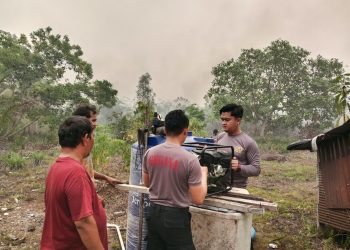 Kapolsek Bukit Batu Ipda Muhammad Hafiizh Ramadhan memimpin langsung personel dalam penanganan kebakaran hutan dan lahan (Karhutla) di sekitar SDN 1 Sei Gohong, Kecamatan Bukit Batu.