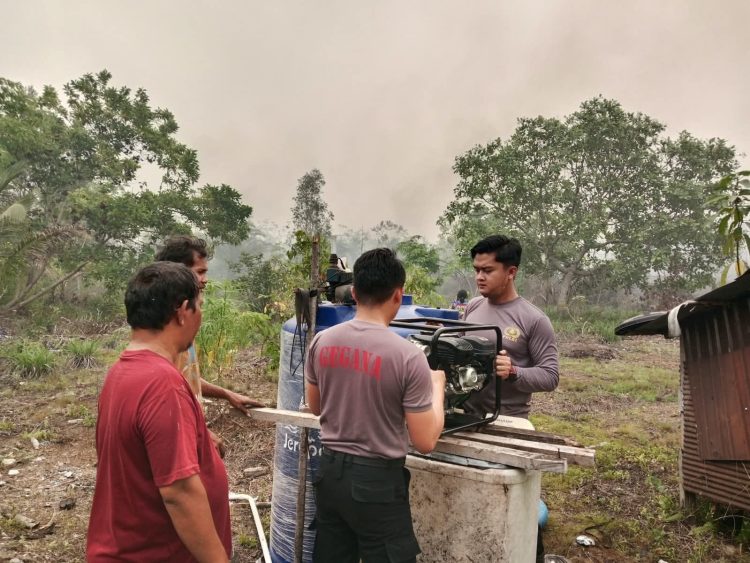 Kapolsek Bukit Batu Ipda Muhammad Hafiizh Ramadhan memimpin langsung personel dalam penanganan kebakaran hutan dan lahan (Karhutla) di sekitar SDN 1 Sei Gohong, Kecamatan Bukit Batu.