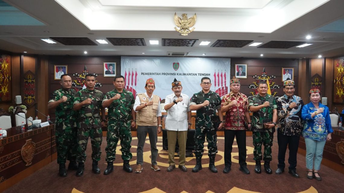 Zulkifli, S.I.P., M.A.P., M.M., melaksanakan Forum Group Discussion (FGD) Pengendalian Kebakaran Hutan dan Lahan (Karhutla) bersama Tim Mabes TNI, Dewan Adat Dayak (DAD), dan Pemerintah Provinsi Kalimantan Tengah, bertempat di Aula Eka Hapakat, Kantor Gubernur Kalimantan Tengah, Rabu (23/9/2026). 
