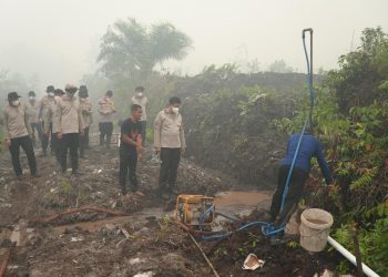 Kapolda Kalimantan Tengah (Kalteng) Irjen Pol Iwan Kurniawan, S.I.K., M.Si. meninjau langsung lokasi Kebakaran Hutan dan Lahan (Karhutla) di Jl. Tjilik Riwut Km 17 hingga Km 23, Kota Palangka Raya, Kamis (24/9/2026) sore.