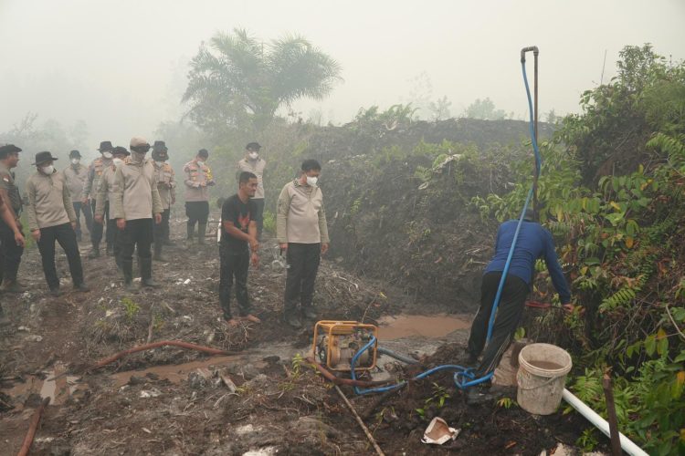 Kapolda Kalimantan Tengah (Kalteng) Irjen Pol Iwan Kurniawan, S.I.K., M.Si. meninjau langsung lokasi Kebakaran Hutan dan Lahan (Karhutla) di Jl. Tjilik Riwut Km 17 hingga Km 23, Kota Palangka Raya, Kamis (24/9/2026) sore.