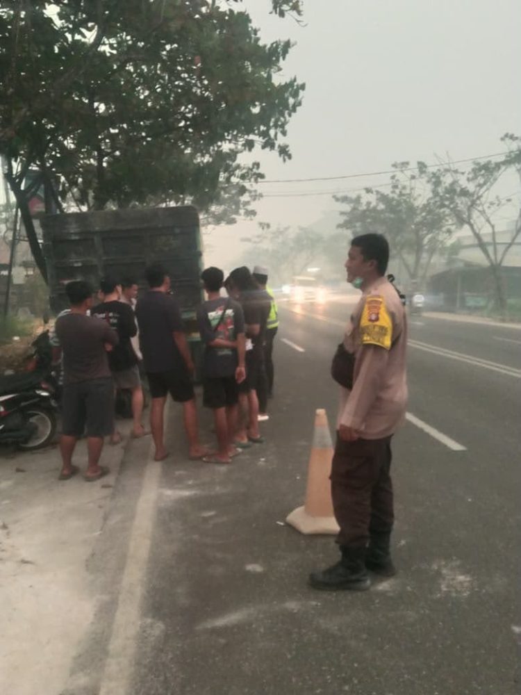 Bhabinkamtibmas berkoordinasi dengan Unit Laka Lantas untuk memastikan penanganan kecelakaan dapat dilakukan sesuai prosedur.