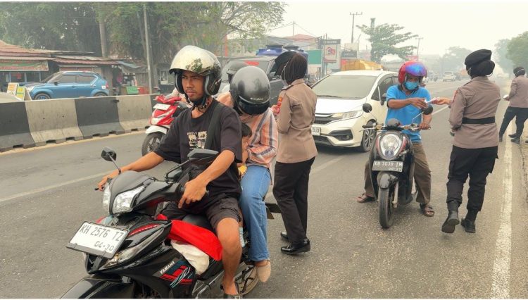 Kegiatan yang berlangsung pukul 11.00 WIB hingga 12.30 WIB tersebut dipimpin oleh Ipda Erna Yulianti dengan menyasar masyarakat di sekitar Masjid Al-Muhajirin, Jalan Antang dan Jalan Tjilik Riwut, Kota Palangka Raya.