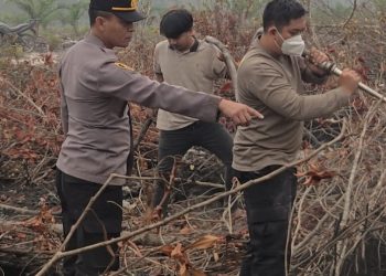Kapolsek Rakumpit turun langsung memimpin personel dalam upaya pemadaman kebakaran hutan dan lahan (Karhutla) di wilayah Kecamatan Rakumpit.