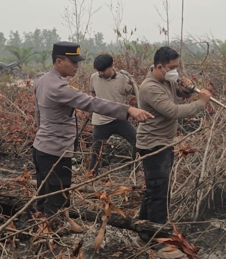 Kapolsek Rakumpit turun langsung memimpin personel dalam upaya pemadaman kebakaran hutan dan lahan (Karhutla) di wilayah Kecamatan Rakumpit.