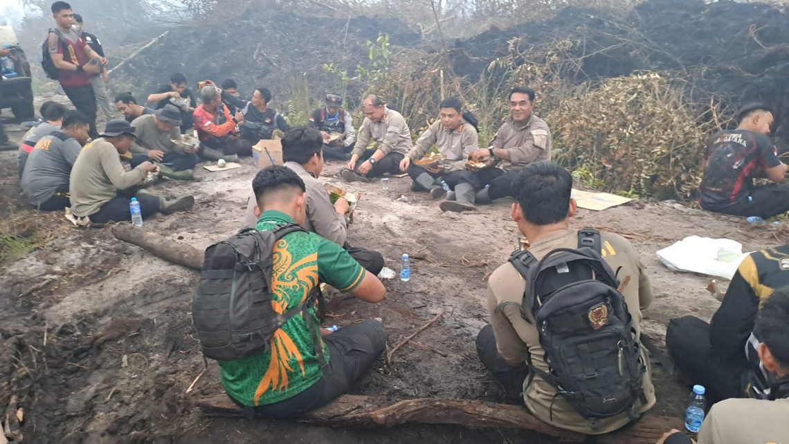 Kapolresta Palangka Raya Kombes Pol Andiyatna, S.I.K., M.H. menyempatkan diri makan bersama personel yang bertugas di lapangan.