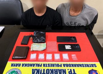 polisi mengamankan dua orang pria dan menyita enam paket diduga sabu dengan berat kotor sekitar 25,93 gram.