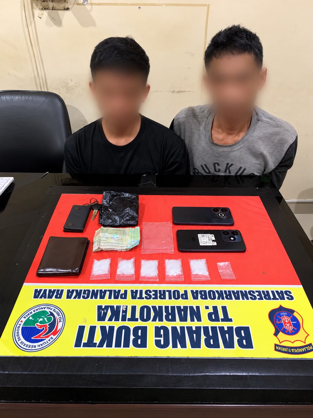 polisi mengamankan dua orang pria dan menyita enam paket diduga sabu dengan berat kotor sekitar 25,93 gram.