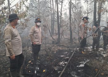 Kapolresta Palangka Raya Kombes Pol Andiyatna, S.I.K., M.H. turun langsung ke lokasi kebakaran hutan dan lahan (Karhutla) di Jalan Eka Hapakat untuk memimpin penyekatan dan pemadaman bersama personel di lapangan.