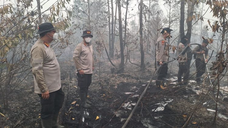 Kapolresta Palangka Raya Kombes Pol Andiyatna, S.I.K., M.H. turun langsung ke lokasi kebakaran hutan dan lahan (Karhutla) di Jalan Eka Hapakat untuk memimpin penyekatan dan pemadaman bersama personel di lapangan.