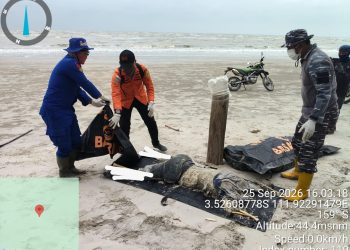 Tim SAR gabungan mengevakuasi tiga jenazah laki-laki yang diduga merupakan korban tenggelamnya KM Virgo Transport 8 di wilayah perairan Seruyan, Kalimantan Tengah, Jumat (25/9/2026).