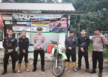 Kapolsek Rakumpit Iptu Didik Suhardianto memimpin apel kesiapan personel sebelum pelaksanaan patroli gabungan antisipasi kebakaran hutan dan lahan (Karhutla) di wilayah hukum Polsek Rakumpit.