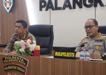 Kapolresta Palangka Raya Kombes Pol Andiyatna, S.I.K., M.H. bersama para pejabat utama (PJU) mengikuti video conference (vicon) Kapolda Kalteng dalam rangka analisis dan evaluasi pengendalian kebakaran hutan dan lahan (Anev DalKarhutla).