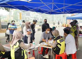 Pelayanan kesehatan diberikan oleh Tim Siaga Kesehatan Rumkit Bhayangkara yang turun langsung ke lokasi untuk memberikan pemeriksaan kesehatan kepada masyarakat.