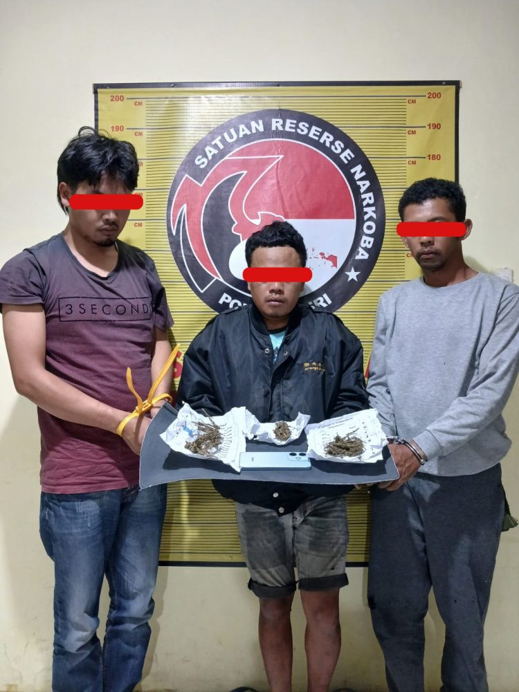 Adapun ketiga tersangka yakni berinisial LCS (30) yang bertugas sebagai kurir, serta IFM (30) dan SB (33) yang bertindak sebagai pemasok.