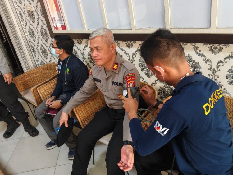 Seksi Dokkes Polresta Palangka Raya menggelar pemeriksaan kesehatan (rikkes) rutin bagi personel usai pelaksanaan apel pagi di Mapolresta Palangka Raya.