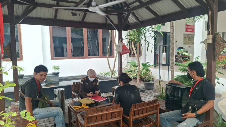 Unit I Reskrim Polsek Pahandut Polresta Palangka Raya melaksanakan tahap II dengan menyerahkan tanggung jawab terduga pelaku dan barang bukti kepada Jaksa Penuntut Umum (JPU) Kejaksaan Negeri Palangka Raya.