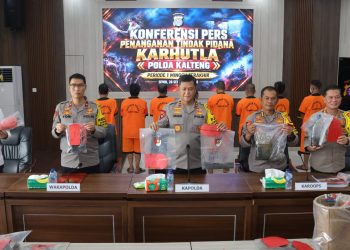 Kapolda Kalteng Irjen Pol Iwan Kurniawan, S.I.K., M.Si. saat memimpin konferensi pers penanganan tindak pidana Karhutla di Lobi Mapolda Kalteng, Palangka Raya, Senin (28/9/2026).