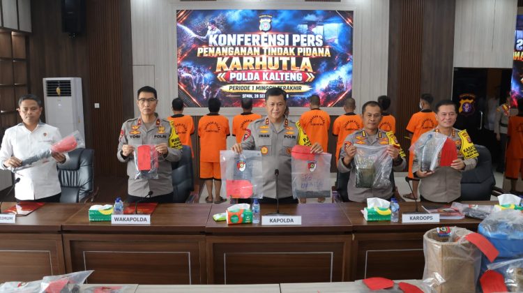 Kapolda Kalteng Irjen Pol Iwan Kurniawan, S.I.K., M.Si. saat memimpin konferensi pers penanganan tindak pidana Karhutla di Lobi Mapolda Kalteng, Palangka Raya, Senin (28/9/2026).