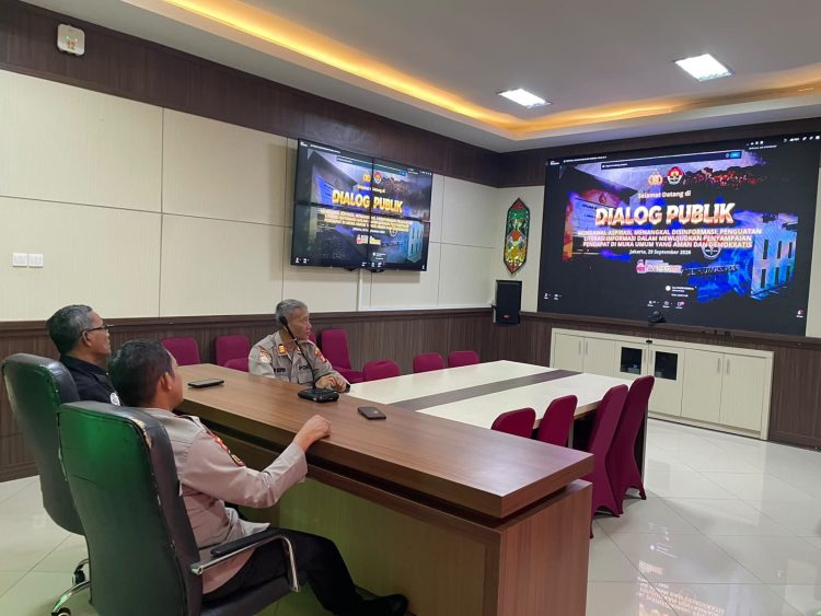 Kegiatan berlangsung secara virtual dari Aula Command Center Polresta Palangka Raya dengan diikuti Kasatbinmas, Kasatsamapta, Kasihumas, serta personel Sihumas. 