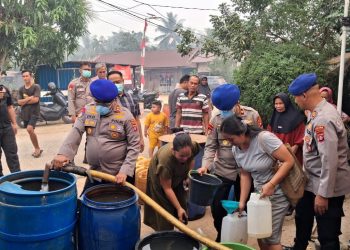 Wadir Polairud Polda Kalteng AKBP EKO YULIANTO SH.SIK.MM.MTr Ospla bersama para Pejabat Utama (PJU) dan personel turun langsung ke lapangan untuk membagikan air bersih kepada masyarakat yang terdampak karhutla di wilayah hukum Polda Kalteng.