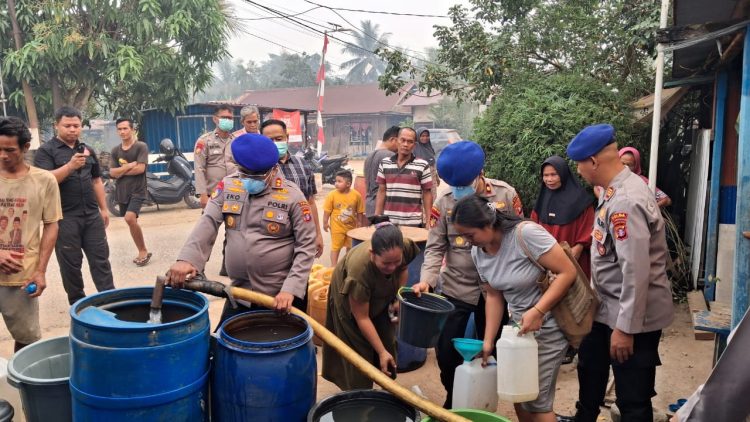 Wadir Polairud Polda Kalteng AKBP EKO YULIANTO SH.SIK.MM.MTr Ospla bersama para Pejabat Utama (PJU) dan personel turun langsung ke lapangan untuk membagikan air bersih kepada masyarakat yang terdampak karhutla di wilayah hukum Polda Kalteng.