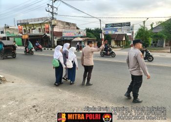 personel Polsek Indralaya Polres Ogan Ilir melaksanakan kegiatan strong point dan pengaturan lalu lintas di kawasan Simpang SMA Lingua Prima dan pintu masuk Polsek Indralaya, Rabu (30/9/2026) pagi.