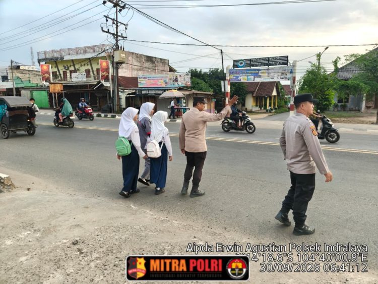 personel Polsek Indralaya Polres Ogan Ilir melaksanakan kegiatan strong point dan pengaturan lalu lintas di kawasan Simpang SMA Lingua Prima dan pintu masuk Polsek Indralaya, Rabu (30/9/2026) pagi.