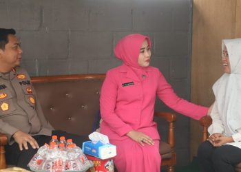 Kapolresta Palangka Raya bersama Ketua Bhayangkari Cabang Kota Palangka Raya melaksanakan anjangsana ke kediaman almarhum AKP G.S. Rahail di Jalan Penguin Raya, Kelurahan Bukit Tunggal, Kecamatan Jekan Raya.