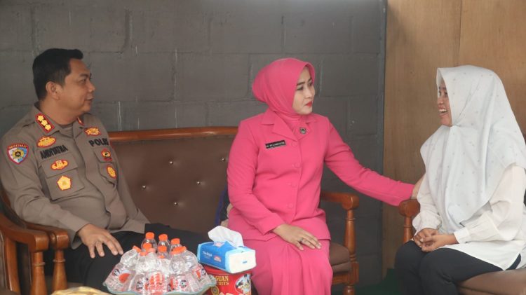 Kapolresta Palangka Raya bersama Ketua Bhayangkari Cabang Kota Palangka Raya melaksanakan anjangsana ke kediaman almarhum AKP G.S. Rahail di Jalan Penguin Raya, Kelurahan Bukit Tunggal, Kecamatan Jekan Raya.