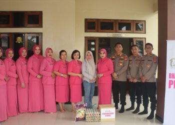 Kapolresta Palangka Raya bersama Ketua Bhayangkari Cabang Kota Palangka Raya melaksanakan anjangsana ke kediaman almarhum Ipda Omar Rustafa di Jalan Poncowati, Kelurahan Bukit Tunggal, Kecamatan Jekan Raya.
