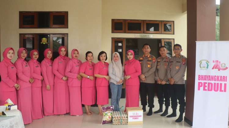 Kapolresta Palangka Raya bersama Ketua Bhayangkari Cabang Kota Palangka Raya melaksanakan anjangsana ke kediaman almarhum Ipda Omar Rustafa di Jalan Poncowati, Kelurahan Bukit Tunggal, Kecamatan Jekan Raya.