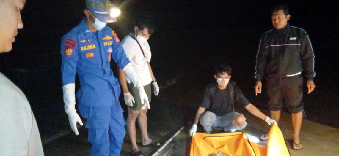 Ditpolairud) Polda Kalimantan Tengah bersama instansi terkait mengevakuasi jenazah seorang laki-laki tanpa identitas yang ditemukan di wilayah Pantai Lunci, Kabupaten Sukamara, Rabu (30/9/2026).