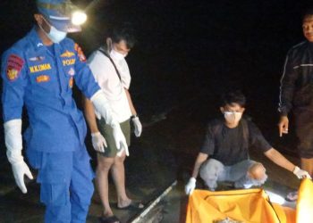 Ditpolairud) Polda Kalimantan Tengah bersama instansi terkait mengevakuasi jenazah seorang laki-laki tanpa identitas yang ditemukan di wilayah Pantai Lunci, Kabupaten Sukamara, Rabu (30/9/2026).