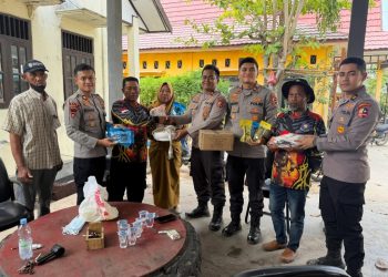 Polres Kotawaringin Timur melalui Satgas PTIK menyerahkan bantuan alat khusus (alsus) pemadam kebakaran kepada para relawan di Kelurahan Ketapang, Kecamatan Mentawa Baru Ketapang, Kabupaten Kotawaringin Timur, Selasa (1/9/2026) pagi.