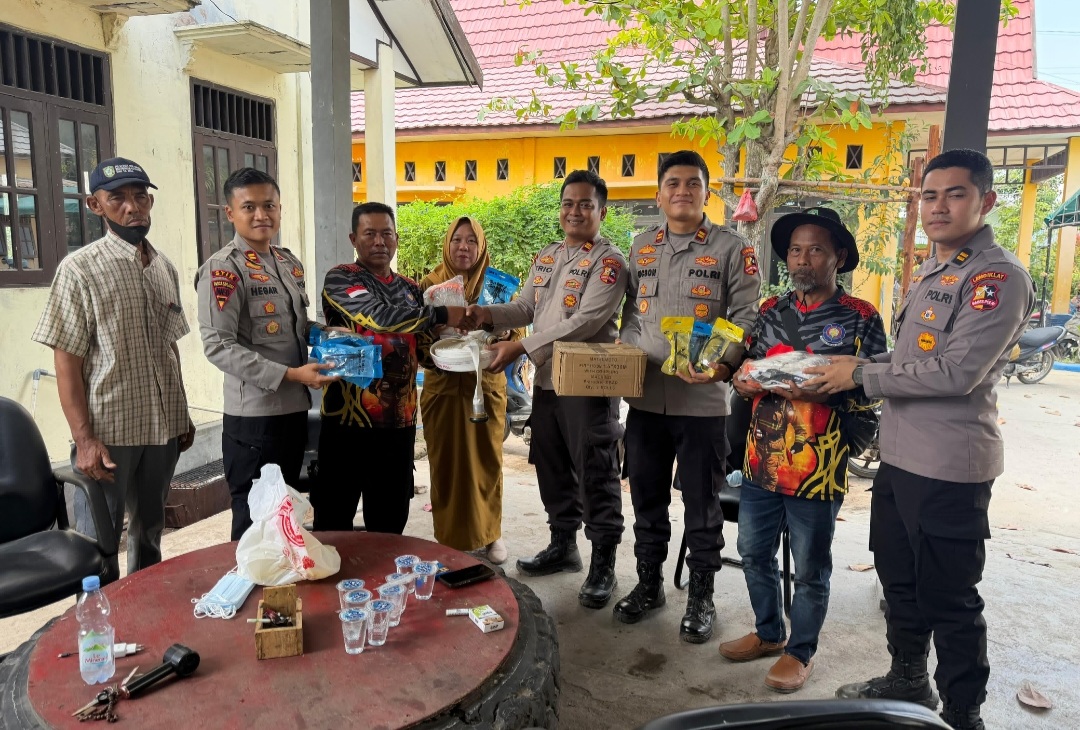 Polres Kotawaringin Timur melalui Satgas PTIK menyerahkan bantuan alat khusus (alsus) pemadam kebakaran kepada para relawan di Kelurahan Ketapang, Kecamatan Mentawa Baru Ketapang, Kabupaten Kotawaringin Timur, Selasa (1/9/2026) pagi.