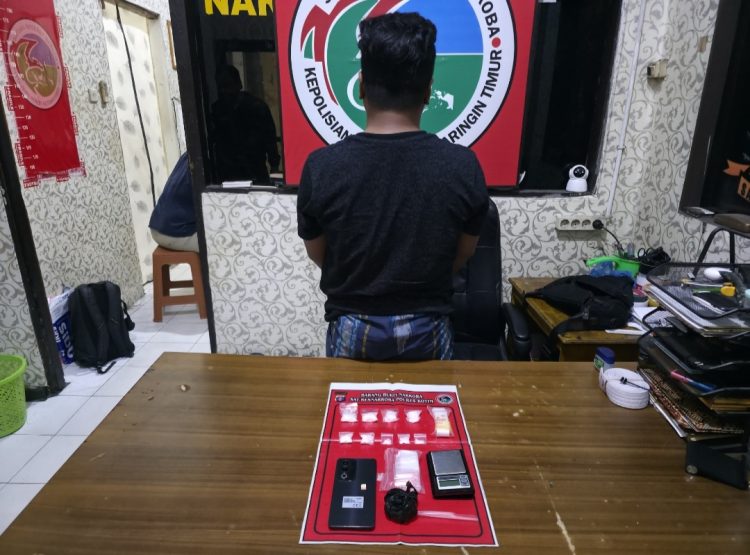 Satresnarkoba Polres Kotawaringin Timur kembali berhasil mengungkap peredaran narkotika. Seorang pria berinisial M, 32 tahun, diamankan di kediamannya bersama barang bukti sabu seberat 27,59 gram.