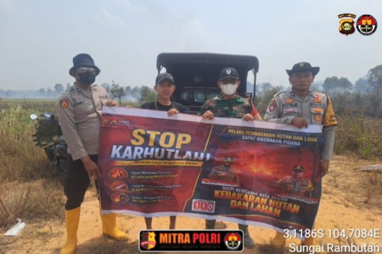 Polres Ogan Ilir melalui Polsek Pemulutan bersama tiga pilar terus memperkuat upaya pencegahan dan penanganan kebakaran hutan dan lahan (karhutla) dengan melaksanakan patroli sekaligus memberikan imbauan kepada masyarakat di wilayah hukum Polsek Pemulutan, Sabtu (5/9/2026)
