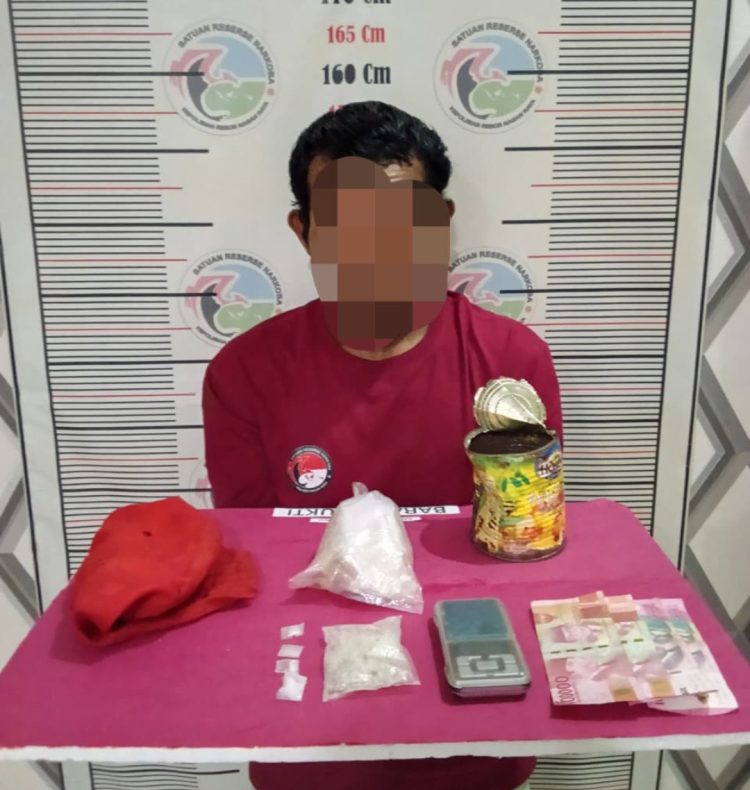 petugas mengamankan seorang pria berinisial M (32), warga Desa Krueng Seumayam, Kecamatan Darul Makmur, Kabupaten Nagan Raya.