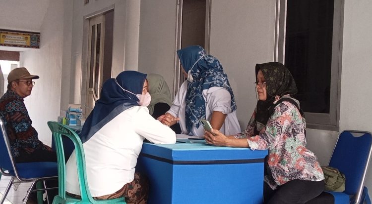 Pemdes Nambo bekerja sama dengan SBI (Solusi Bangun Indonesia) dan UPT Puskesmas Klapanunggal menggelar bakti sosial kesehatan dengan pelayanan pemeriksaan gratis bagi masyarakat.