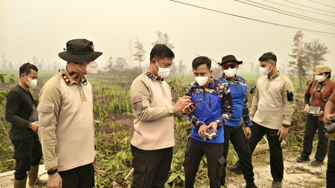 Kapolda Kalimantan Tengah (Kalteng) Irjen Pol Iwan Kurniawan, S.I.K., M.Si. turun langsung ke lapangan meninjau penanganan kebakaran hutan dan lahan (Karhutla) di kawasan Desa Tanjung Taruna,