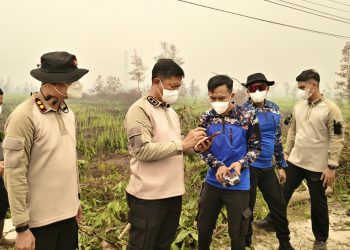 Kapolda Kalimantan Tengah (Kalteng) Irjen Pol Iwan Kurniawan, S.I.K., M.Si. turun langsung ke lapangan meninjau penanganan kebakaran hutan dan lahan (Karhutla) di kawasan Desa Tanjung Taruna,