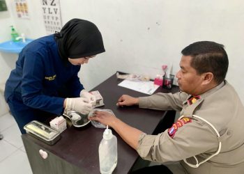 Pelayanan dilakukan melalui pemeriksaan kondisi kesehatan serta konsultasi sesuai kebutuhan pasien yang datang ke klinik.