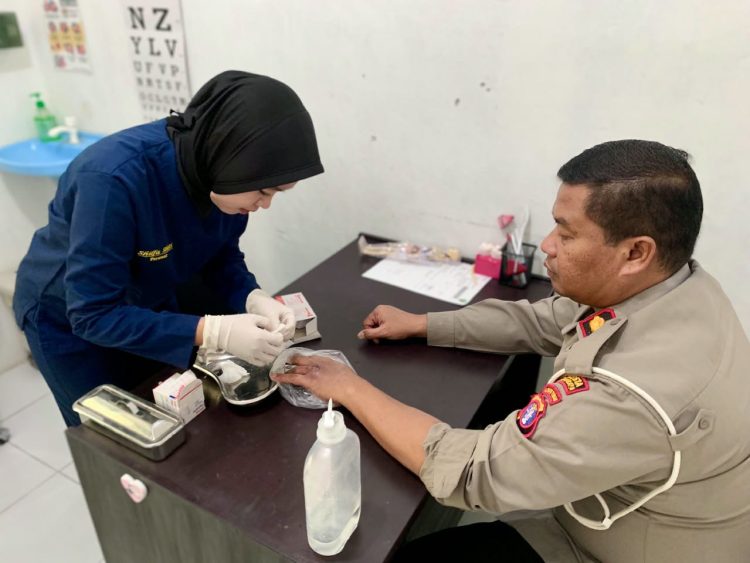 Pelayanan dilakukan melalui pemeriksaan kondisi kesehatan serta konsultasi sesuai kebutuhan pasien yang datang ke klinik.